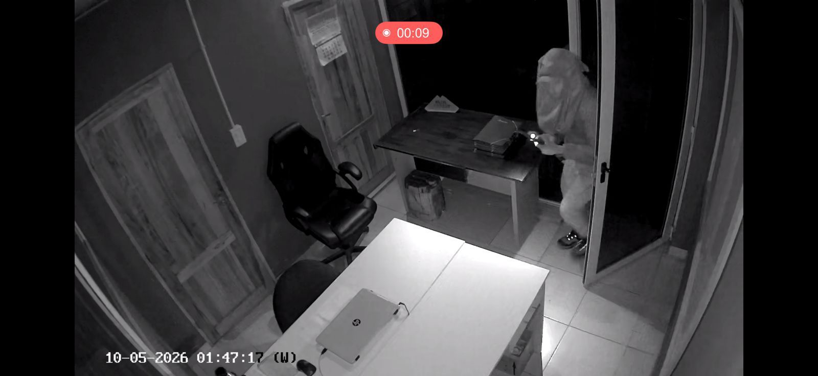 Buscan a delincuentes que robaron en una fábrica de Eldorado: piden recuperar una computadora con información importante 3
